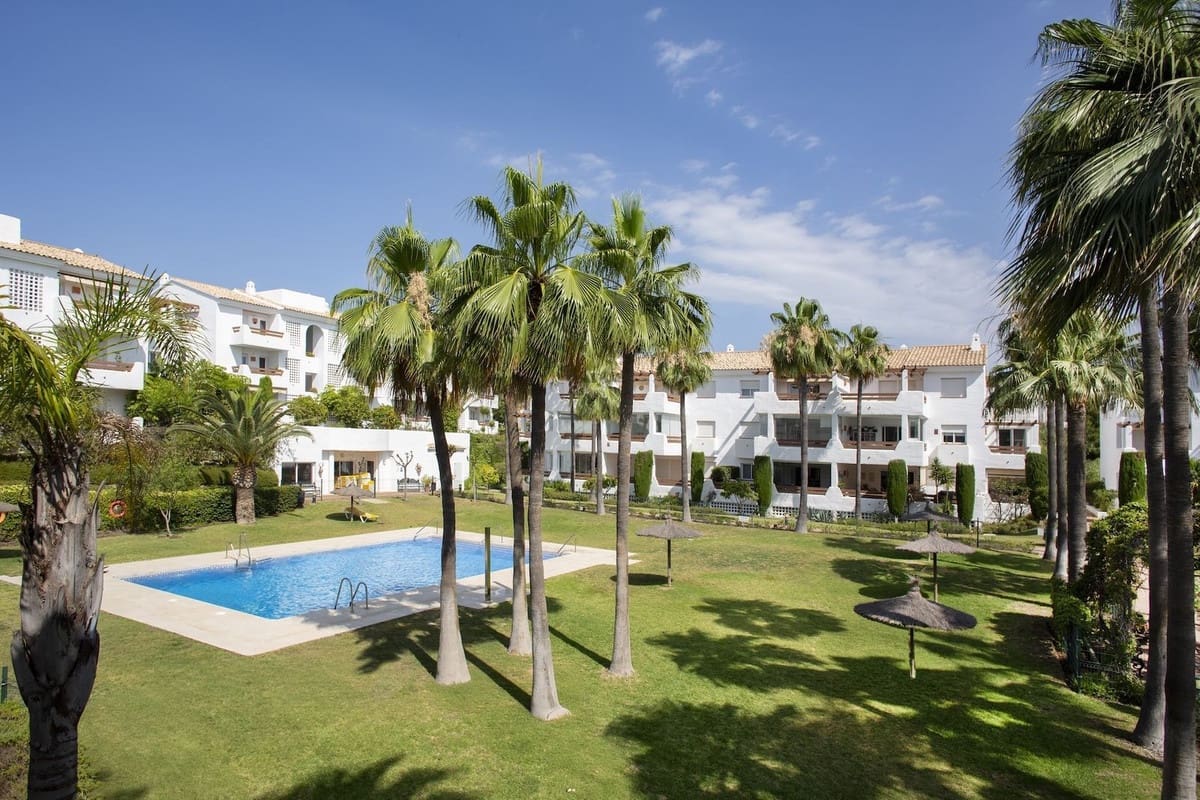 2 bedroom Apartment for sale in Estepona with pool garage - € 385,000 (Ref: 9929803)