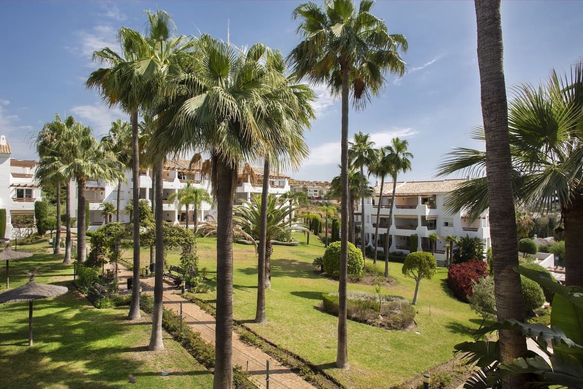 2 bedroom Apartment for sale in Estepona with pool garage - € 385,000 (Ref: 9929803)