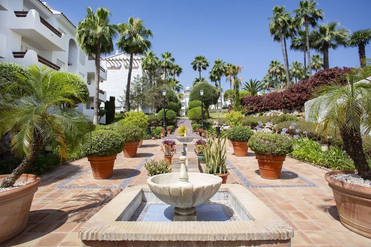 2 bedroom Apartment for sale in Estepona with pool garage - € 385,000 (Ref: 9929803)