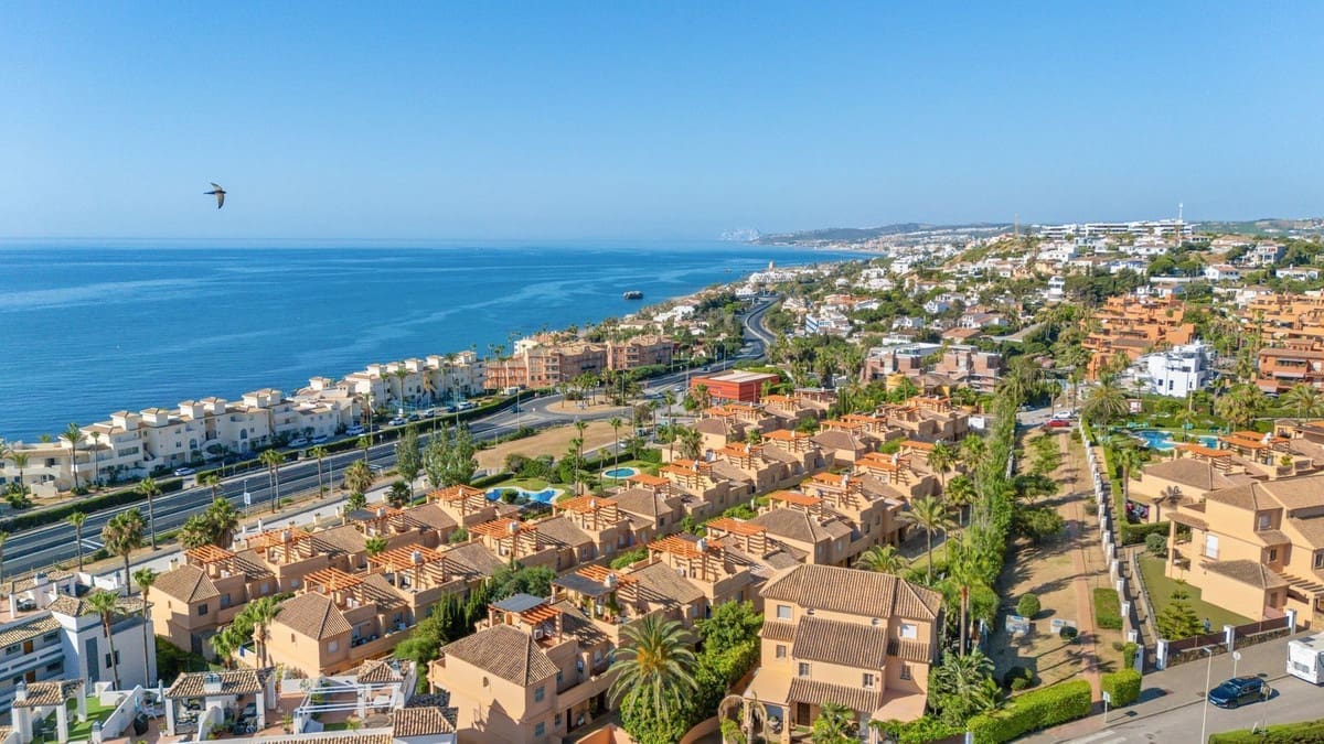 3 quarto Casa em Banda para venda em Estepona com piscina garagem - 590 000 € (Ref: 9937030)