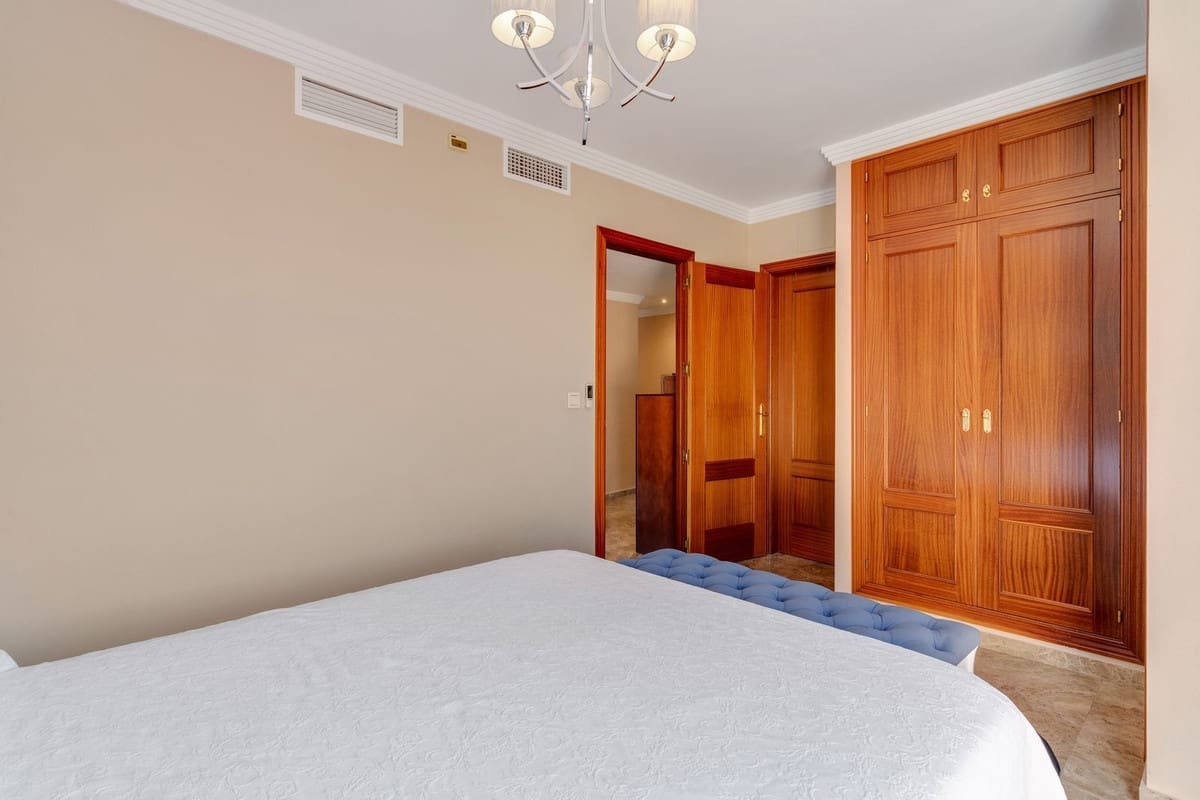 3 quarto Casa em Banda para venda em Estepona com piscina garagem - 590 000 € (Ref: 9937030)