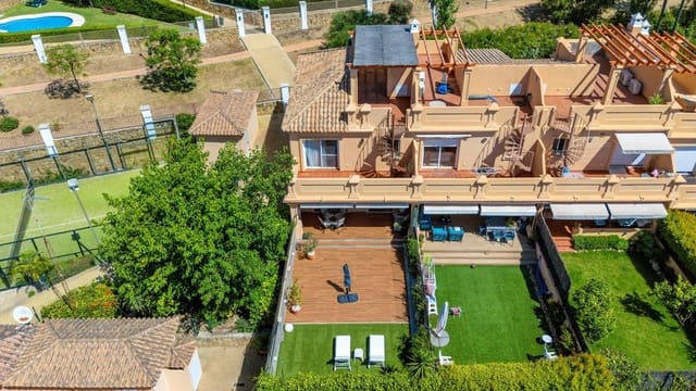 3 quarto Casa em Banda para venda em Estepona com piscina garagem - 590 000 € (Ref: 9937030)