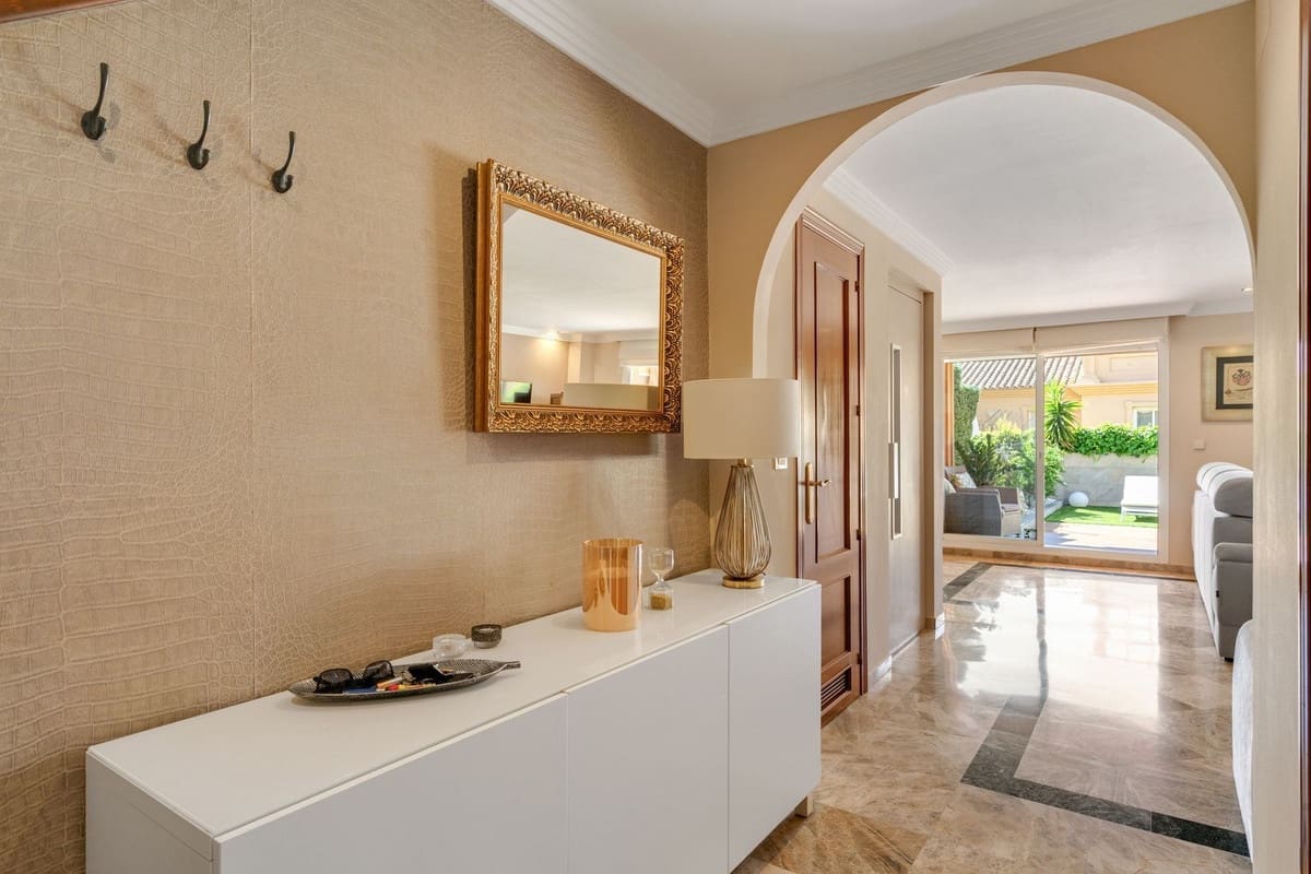3 quarto Casa em Banda para venda em Estepona com piscina garagem - 590 000 € (Ref: 9937030)