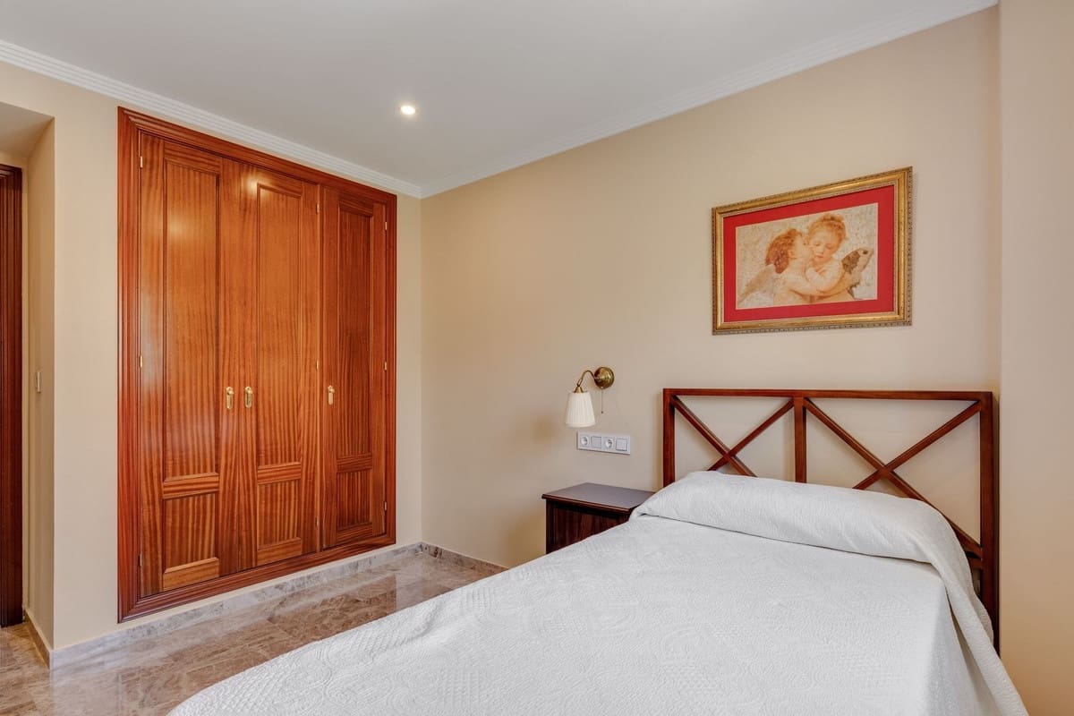 3 quarto Casa em Banda para venda em Estepona com piscina garagem - 590 000 € (Ref: 9937030)