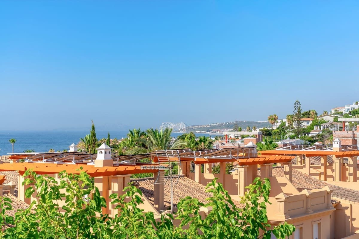 3 quarto Casa em Banda para venda em Estepona com piscina garagem - 590 000 € (Ref: 9937030)
