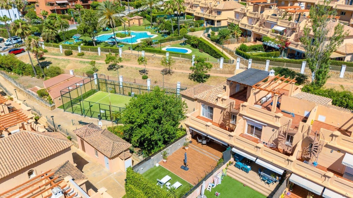 3 quarto Casa em Banda para venda em Estepona com piscina garagem - 590 000 € (Ref: 9937030)