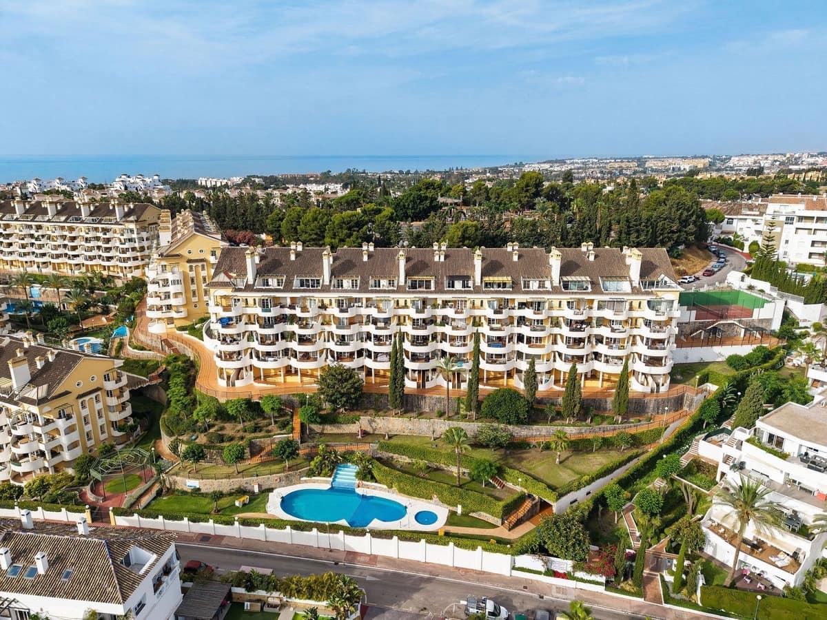 2 sypialnia Apartament na sprzedaż w Nueva Andalucia z basenem garażem - 549 000 € (Ref: 9937259)
