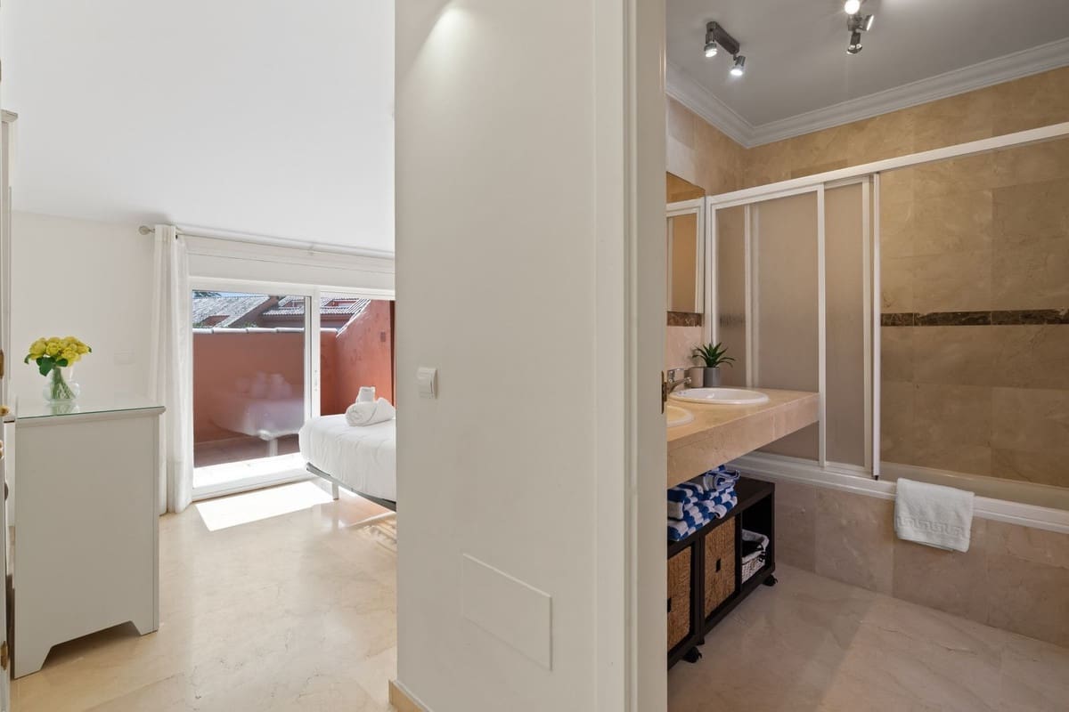 3 Zimmer Apartment zu verkaufen in Estepona mit Pool Garage - 670.000 € (Ref: 9938594)
