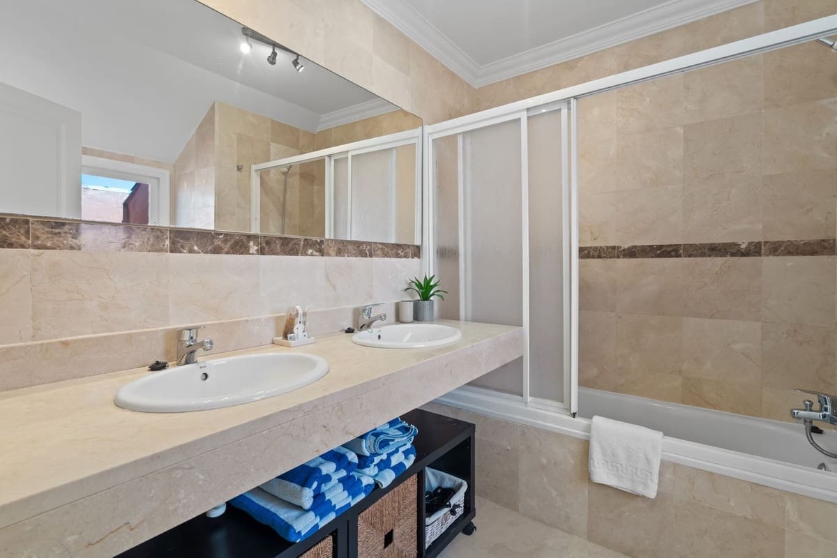 3 Zimmer Apartment zu verkaufen in Estepona mit Pool Garage - 670.000 € (Ref: 9938594)