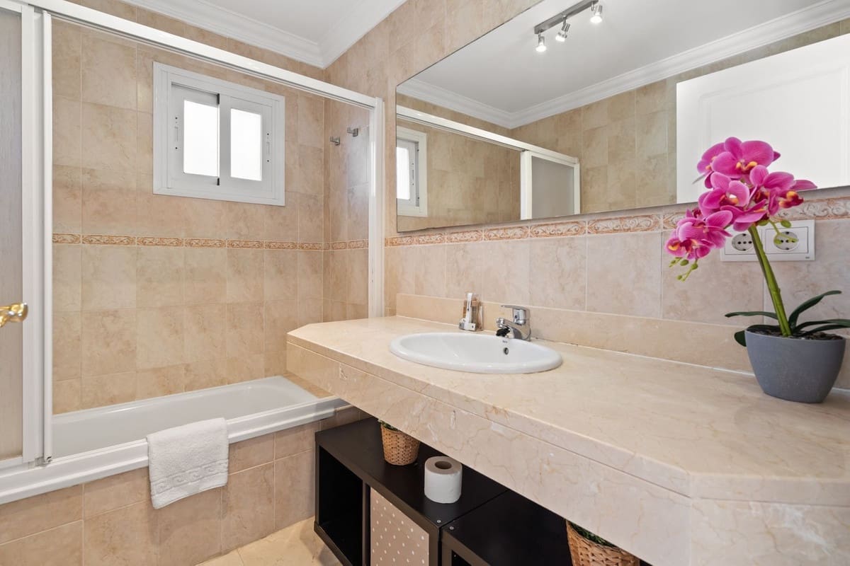 3 Zimmer Apartment zu verkaufen in Estepona mit Pool Garage - 670.000 € (Ref: 9938594)
