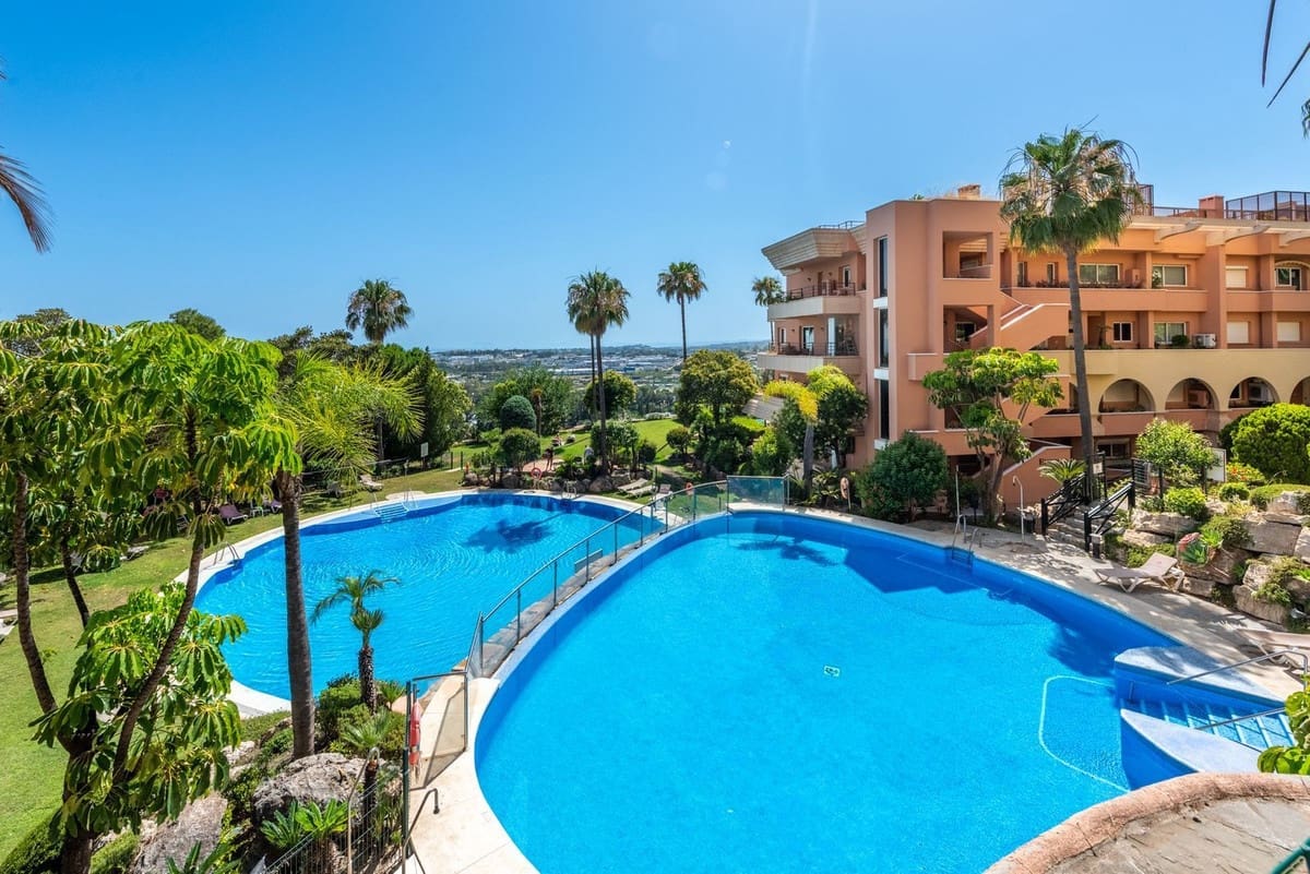 2 sypialnia Apartament na sprzedaż w Nueva Andalucia z basenem garażem - 849 000 € (Ref: 9938762)