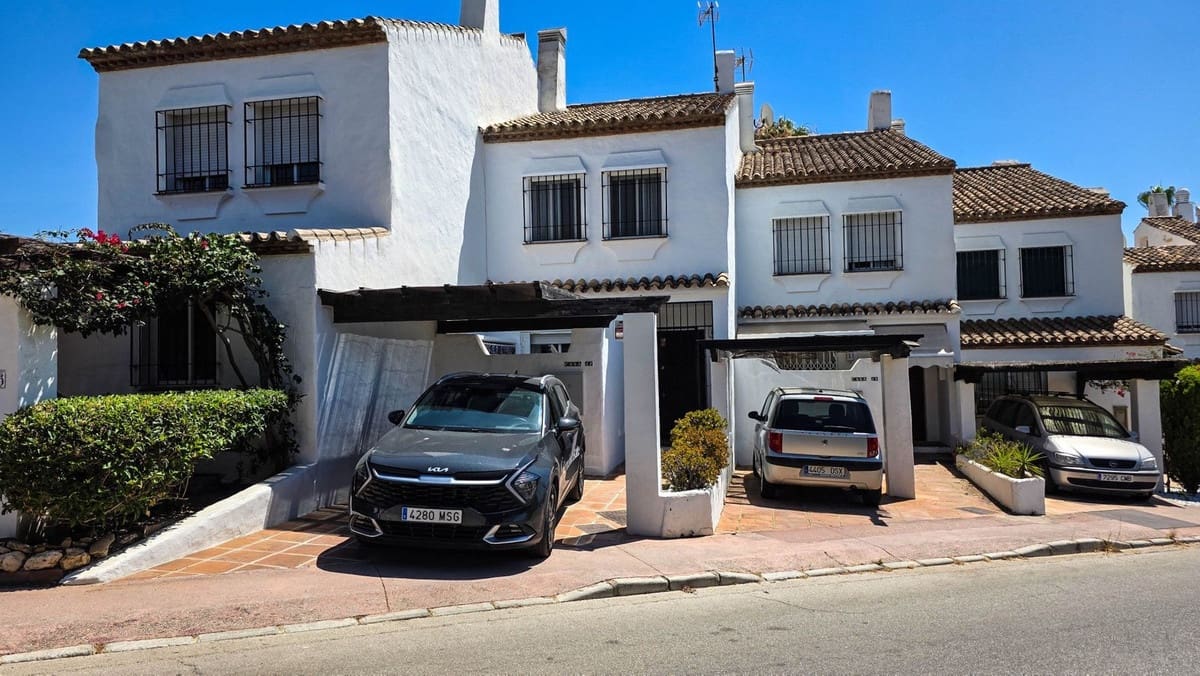 3 quarto Casa em Banda para venda em La Duquesa / Puerto de la Duquesa com piscina garagem - 515 000 € (Ref: 9948860)