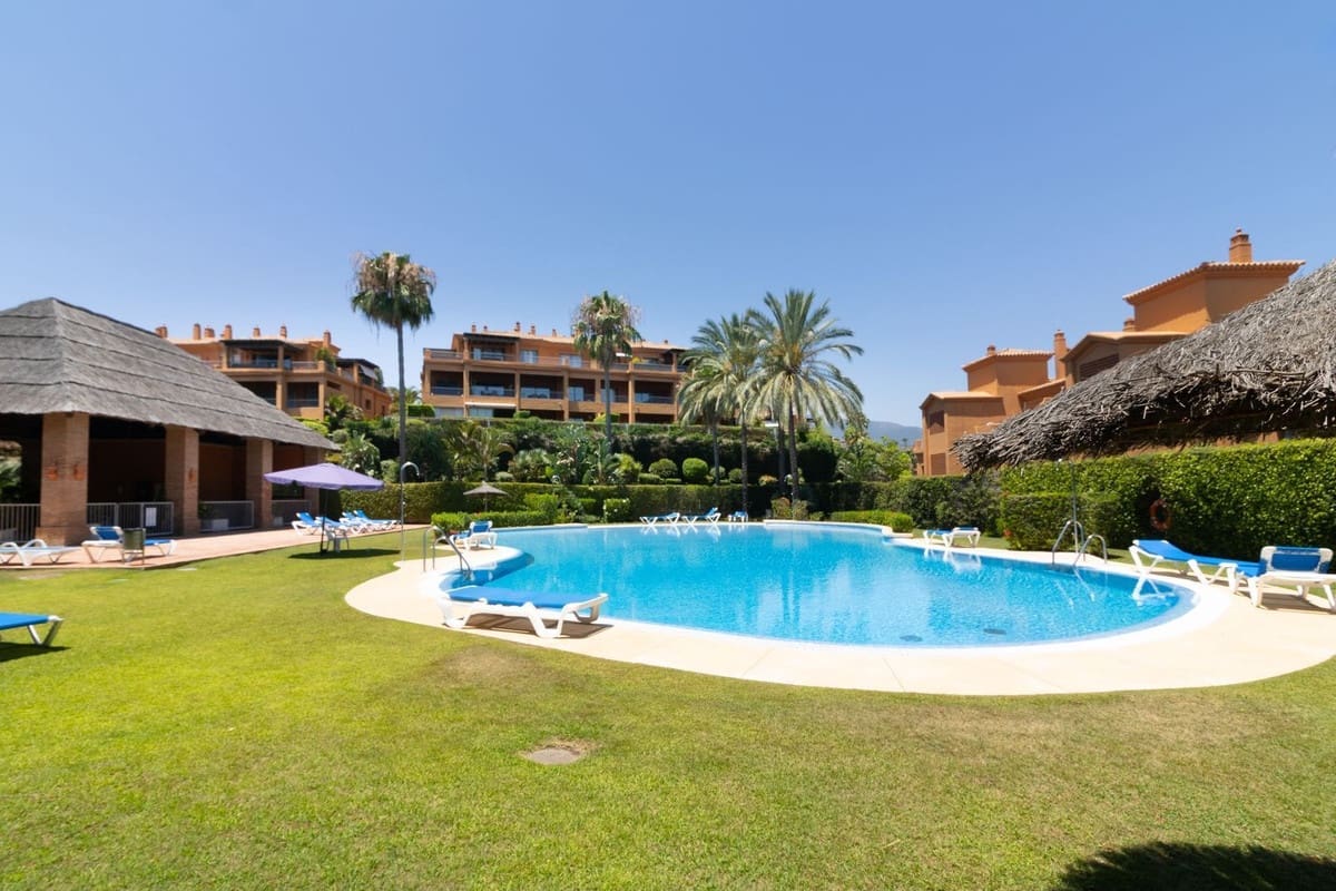 2 sovrum Lägenhet till salu i Estepona med pool garage - 430 000 € (Ref: 9950408)