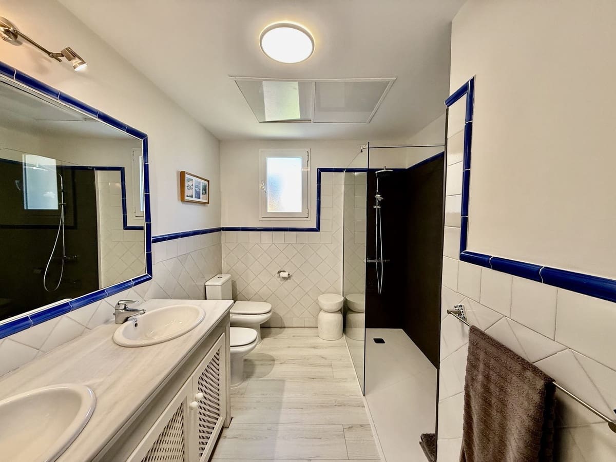 3 slaapkamer Appartement te koop in Bahia de Casares met zwembad garage - € 995.000 (Ref: 9950782)