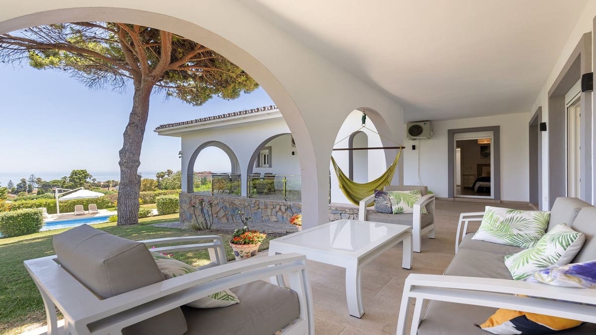 4 bedroom Villa for sale in La Duquesa / Puerto de la Duquesa with pool garage - € 1,100,000 (Ref: 9958453)