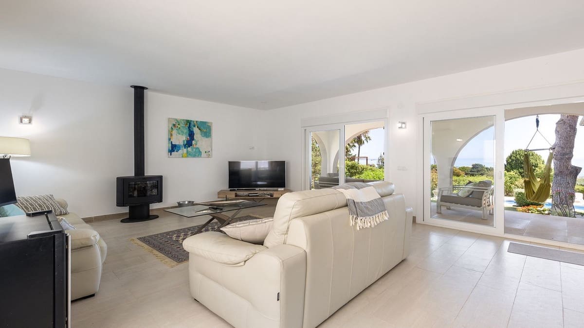 4 bedroom Villa for sale in La Duquesa / Puerto de la Duquesa with pool garage - € 1,100,000 (Ref: 9958453)