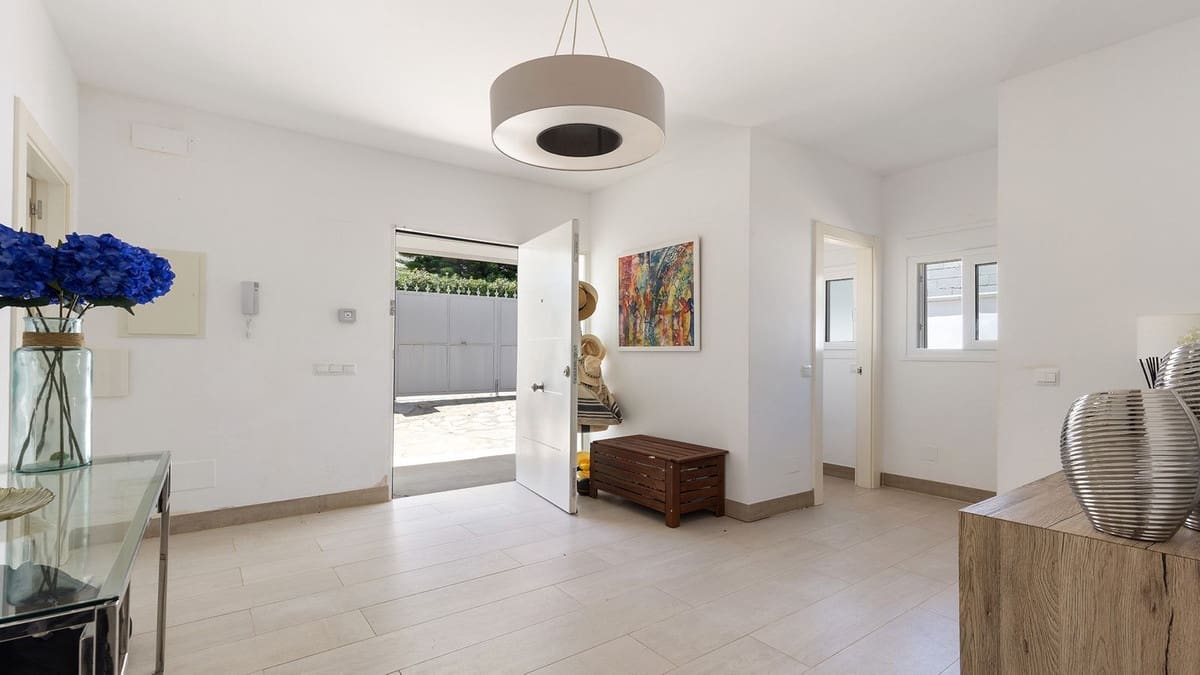 4 bedroom Villa for sale in La Duquesa / Puerto de la Duquesa with pool garage - € 1,100,000 (Ref: 9958453)