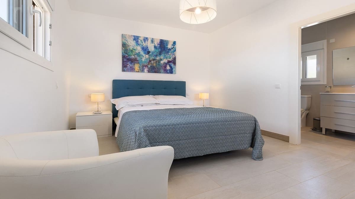 4 bedroom Villa for sale in La Duquesa / Puerto de la Duquesa with pool garage - € 1,100,000 (Ref: 9958453)