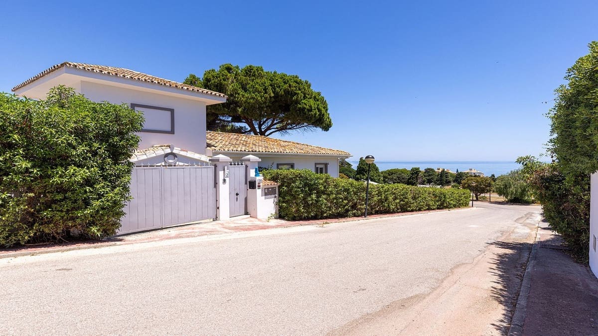 4 bedroom Villa for sale in La Duquesa / Puerto de la Duquesa with pool garage - € 1,100,000 (Ref: 9958453)