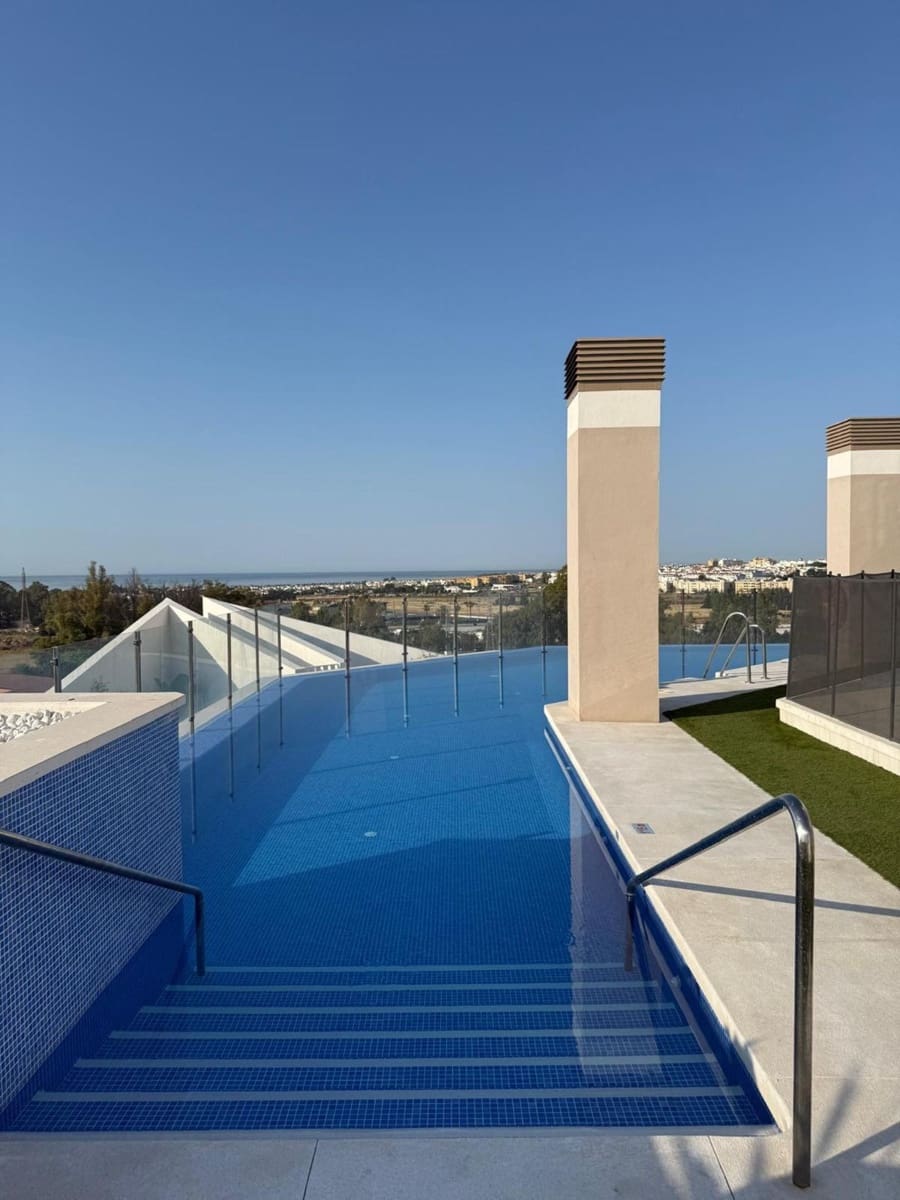 2 soverom Leilighet til salgs i Nueva Andalucia med svømmebasseng garasje - € 515 000 (Ref: 9958454)