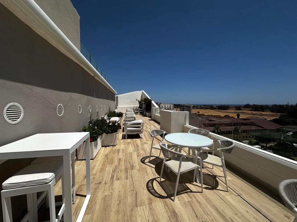 2 soverom Leilighet til salgs i Nueva Andalucia med svømmebasseng garasje - € 515 000 (Ref: 9958454)