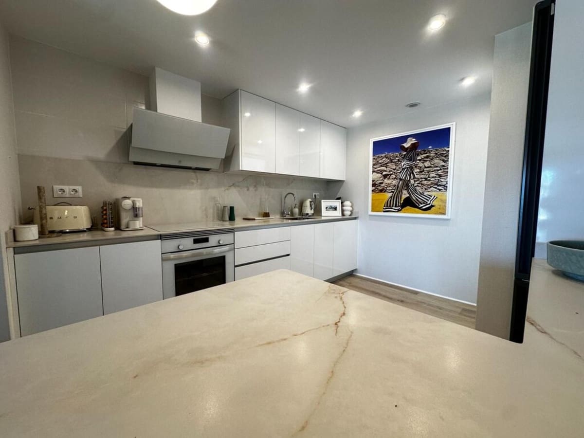 2 soverom Leilighet til salgs i Nueva Andalucia med svømmebasseng garasje - € 515 000 (Ref: 9958454)