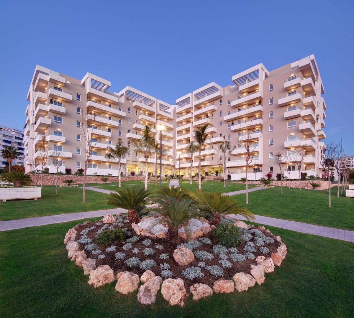 2 soverom Leilighet til salgs i Nueva Andalucia med svømmebasseng garasje - € 515 000 (Ref: 9958454)