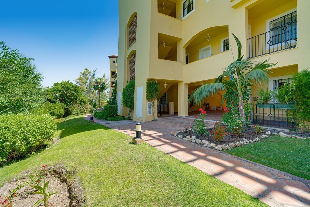 2 soverom Leilighet til salgs i Guadalmina med svømmebasseng garasje - € 449 000 (Ref: 9964368)