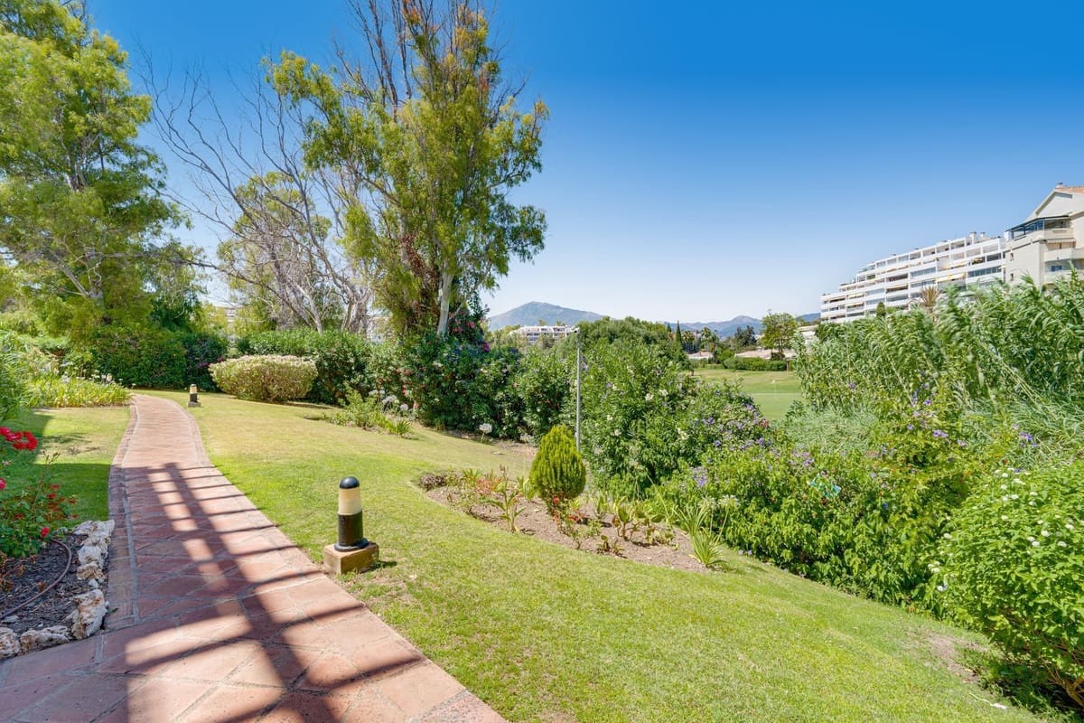 2 soverom Leilighet til salgs i Guadalmina med svømmebasseng garasje - € 449 000 (Ref: 9964368)