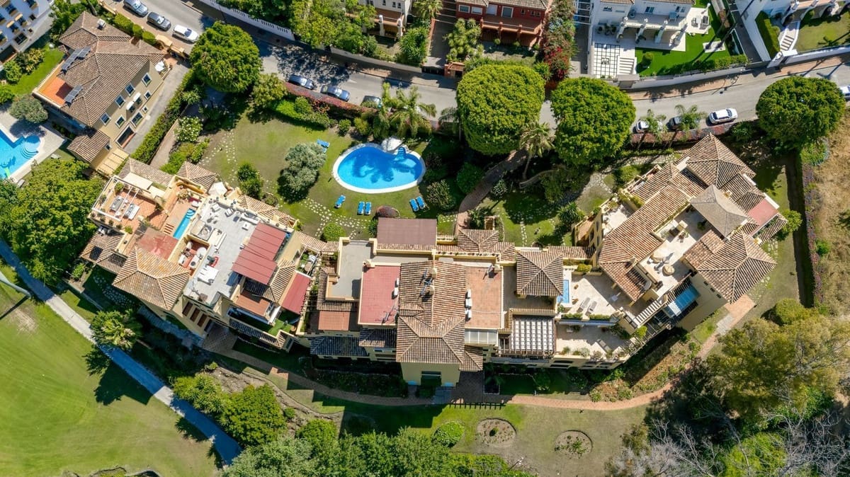 2 soverom Leilighet til salgs i Guadalmina med svømmebasseng garasje - € 449 000 (Ref: 9964368)