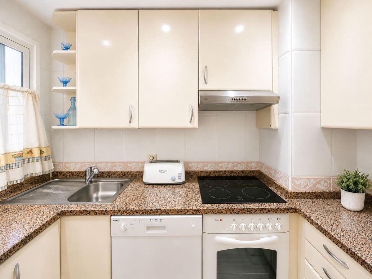 2 slaapkamer Appartement te koop in Guadalmina met zwembad garage - € 300.000 (Ref: 9969093)