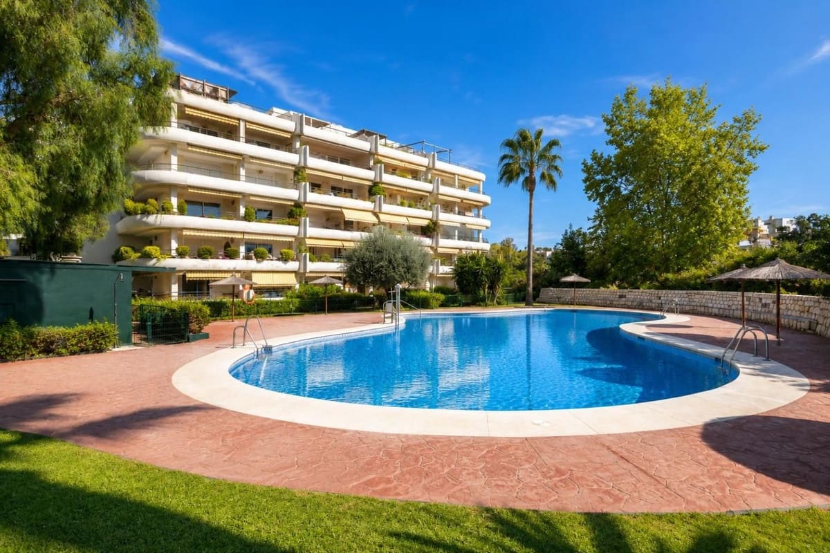 2 slaapkamer Appartement te koop in Guadalmina met zwembad garage - € 300.000 (Ref: 9969093)