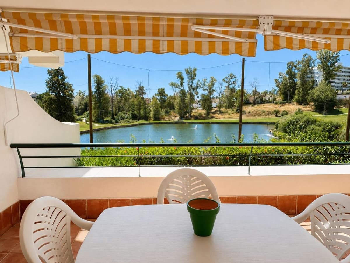 2 slaapkamer Appartement te koop in Guadalmina met zwembad garage - € 300.000 (Ref: 9969093)