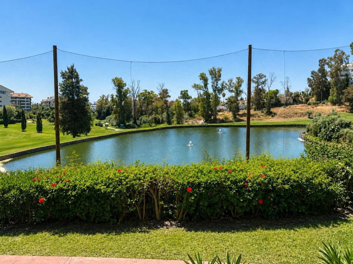 2 slaapkamer Appartement te koop in Guadalmina met zwembad garage - € 300.000 (Ref: 9969093)