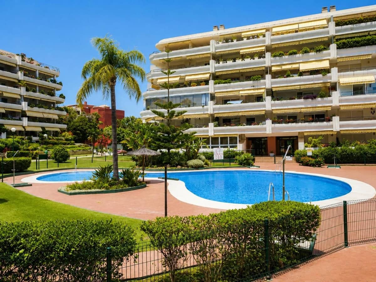 2 slaapkamer Appartement te koop in Guadalmina met zwembad garage - € 300.000 (Ref: 9969093)