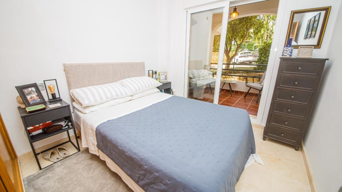 2 sovrum Lägenhet till salu i La Duquesa / Puerto de la Duquesa med pool garage - 325 000 € (Ref: 9974339)
