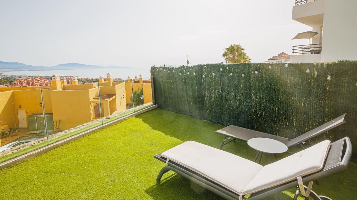 2 sovrum Lägenhet till salu i La Duquesa / Puerto de la Duquesa med pool garage - 325 000 € (Ref: 9974339)