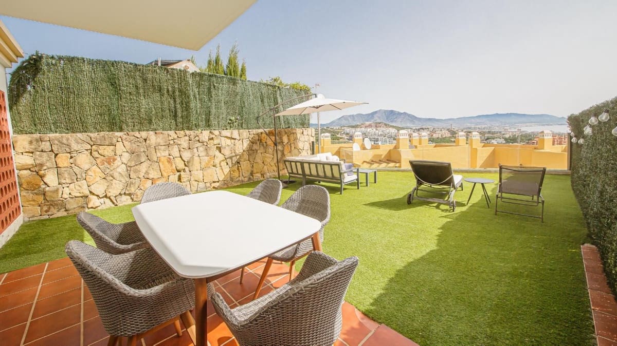 2 sovrum Lägenhet till salu i La Duquesa / Puerto de la Duquesa med pool garage - 325 000 € (Ref: 9974339)