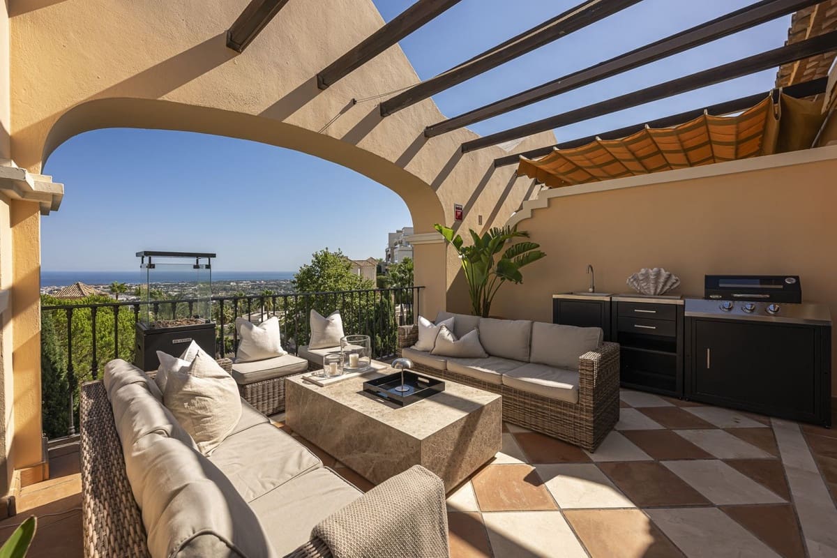 3 bedroom Penthouse for sale in La Quinta with pool garage - € 1,950,000 (Ref: 9976078)