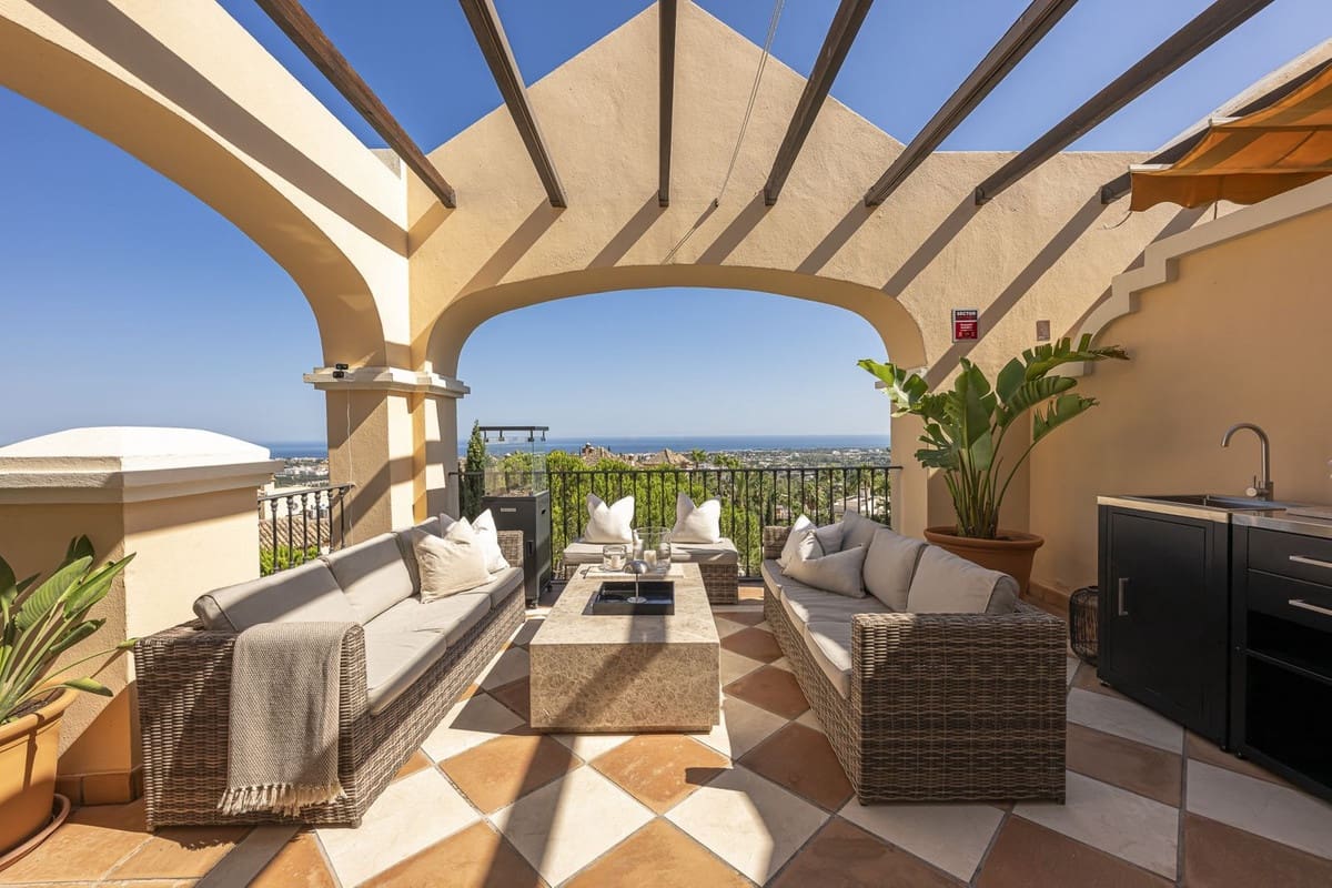 3 bedroom Penthouse for sale in La Quinta with pool garage - € 1,950,000 (Ref: 9976078)