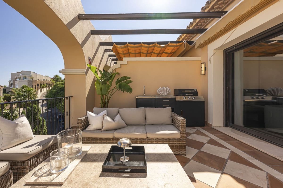 3 bedroom Penthouse for sale in La Quinta with pool garage - € 1,950,000 (Ref: 9976078)
