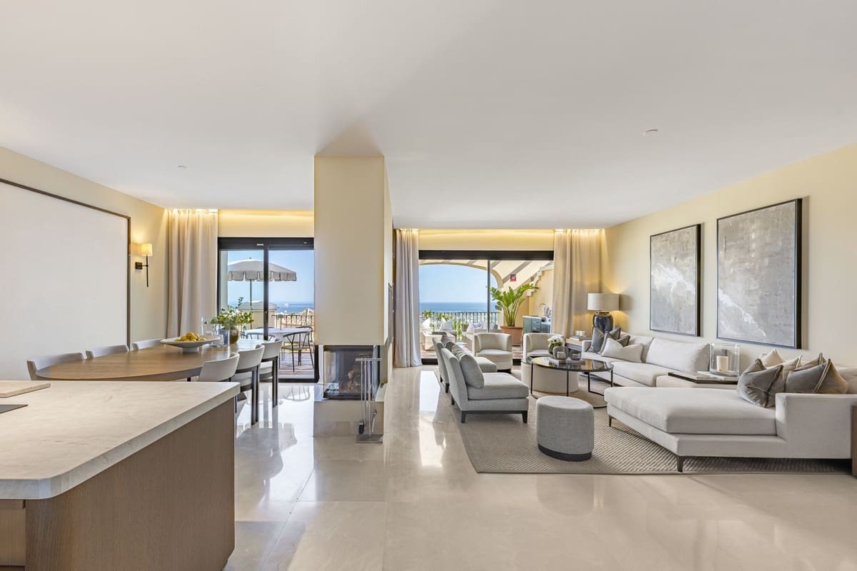 3 bedroom Penthouse for sale in La Quinta with pool garage - € 1,950,000 (Ref: 9976078)