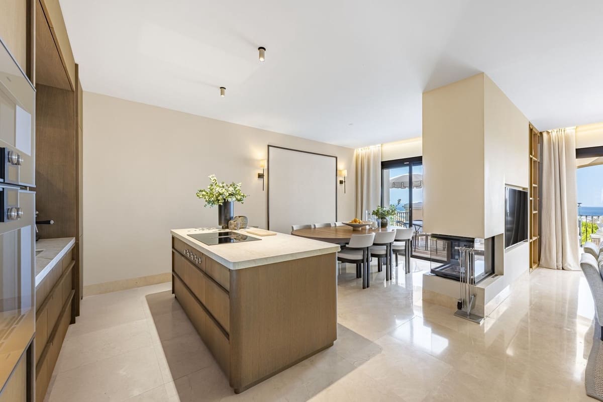 3 bedroom Penthouse for sale in La Quinta with pool garage - € 1,950,000 (Ref: 9976078)