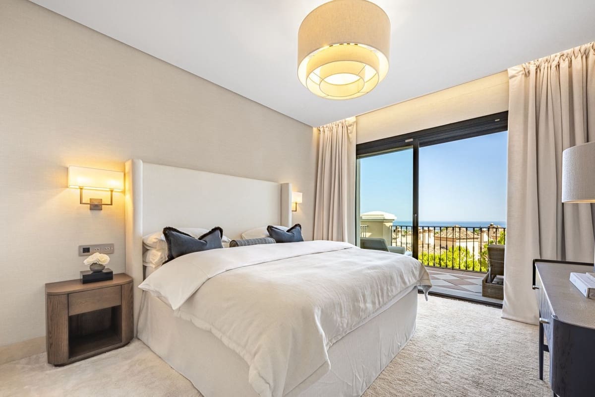3 bedroom Penthouse for sale in La Quinta with pool garage - € 1,950,000 (Ref: 9976078)