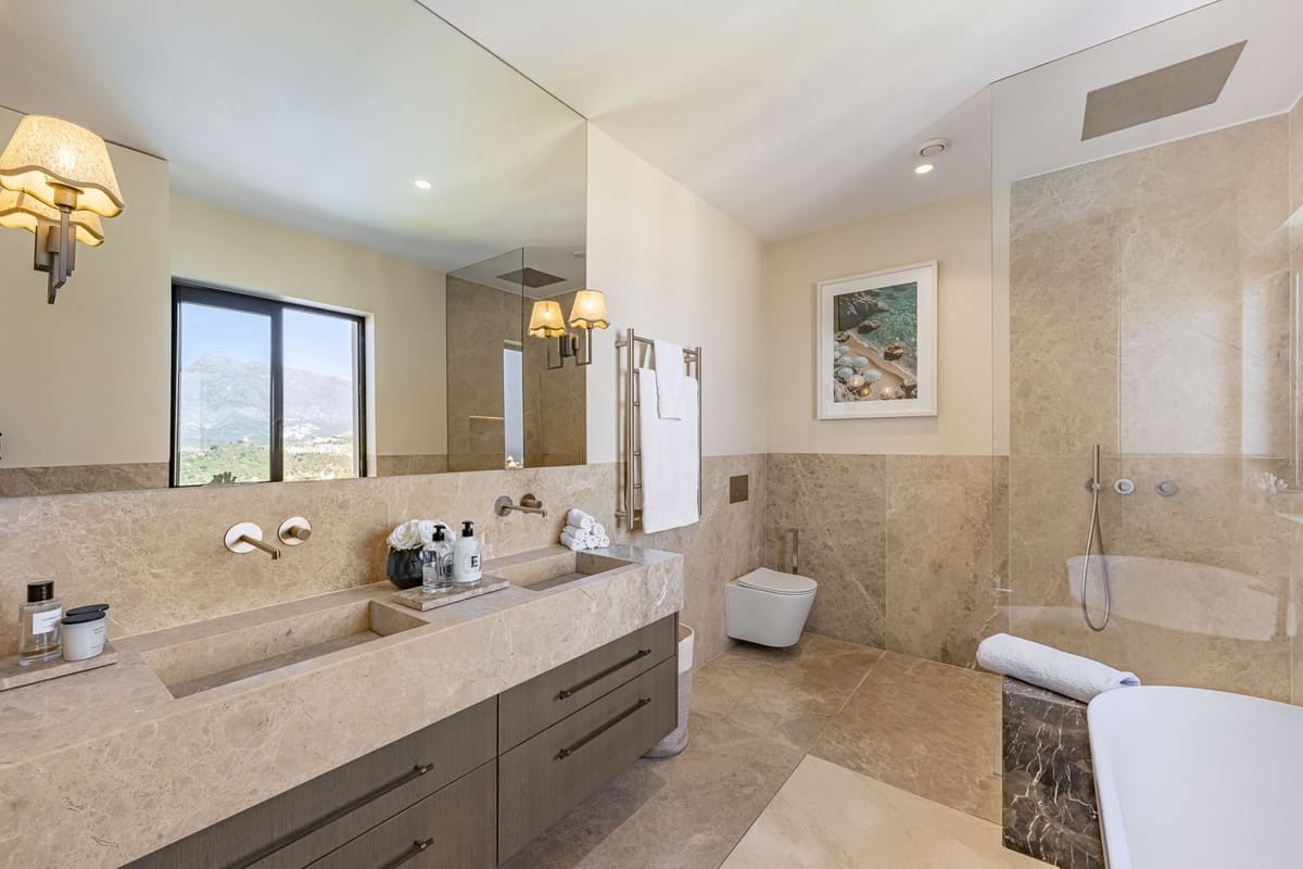 3 bedroom Penthouse for sale in La Quinta with pool garage - € 1,950,000 (Ref: 9976078)