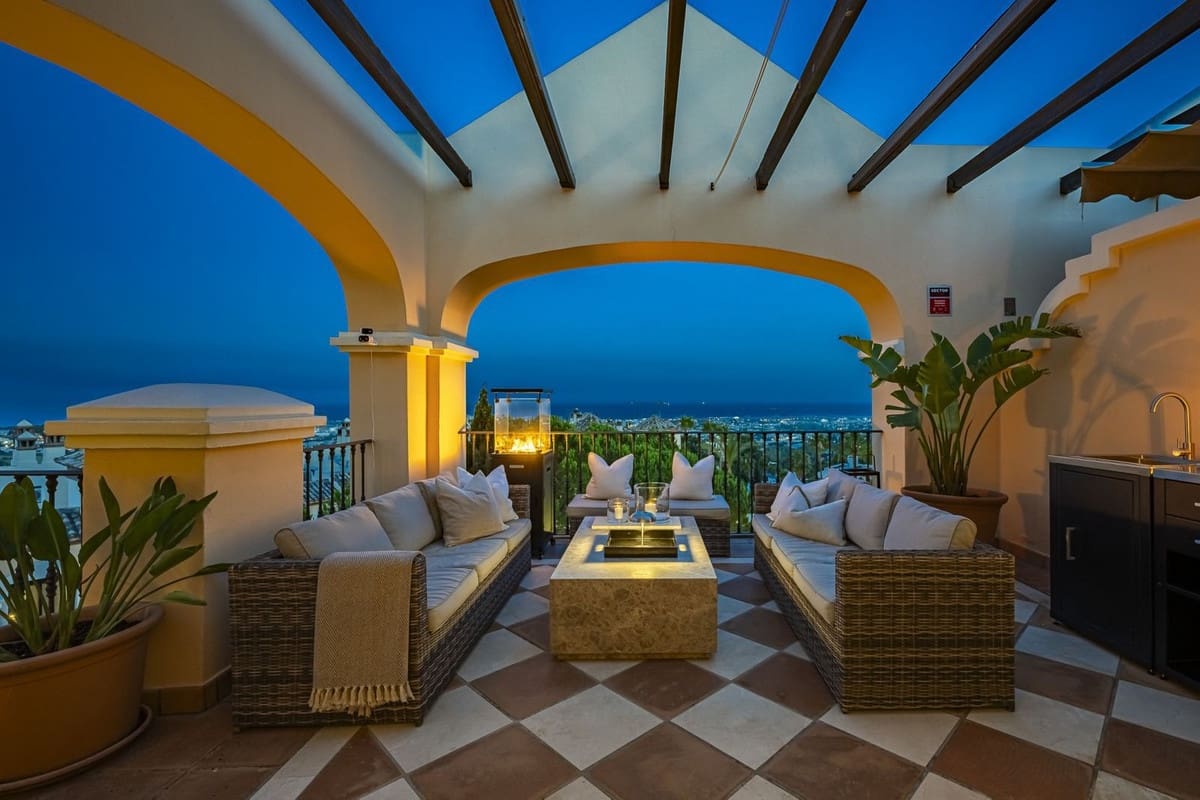 3 bedroom Penthouse for sale in La Quinta with pool garage - € 1,950,000 (Ref: 9976078)