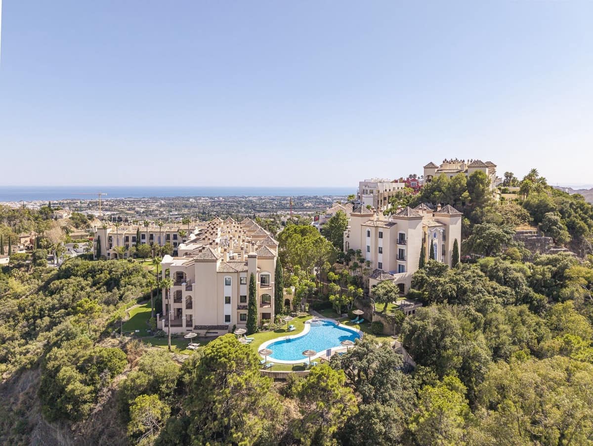 3 bedroom Penthouse for sale in La Quinta with pool garage - € 1,950,000 (Ref: 9976078)