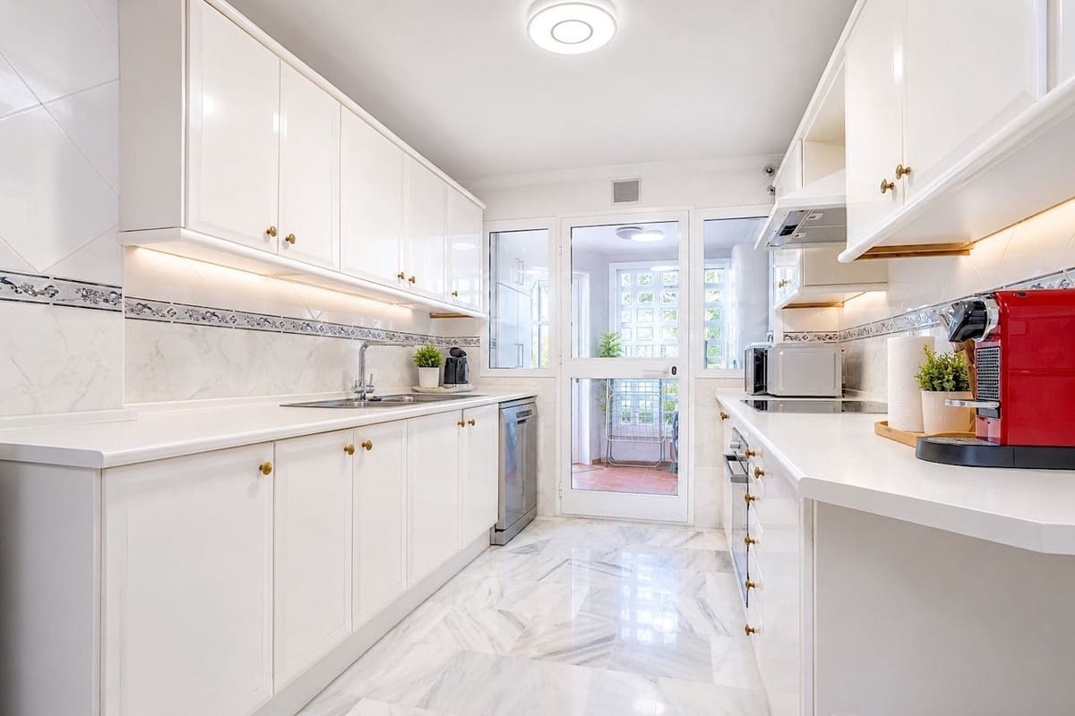 Apartamento de 5 habitaciones en Estepona en venta con piscina - 750.000 € (Ref: 9987107)