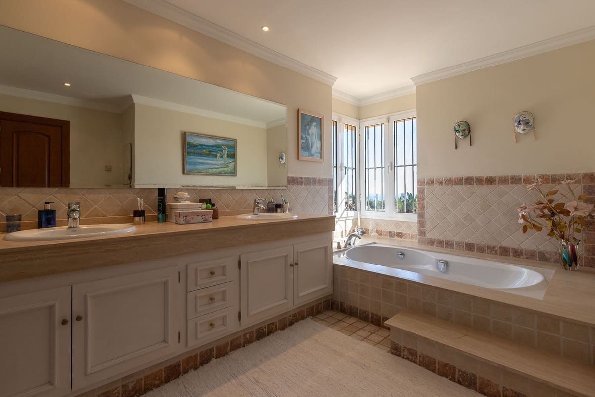 5 slaapkamer Villa te koop in Elviria met zwembad garage - € 2.068.000 (Ref: 9997915)