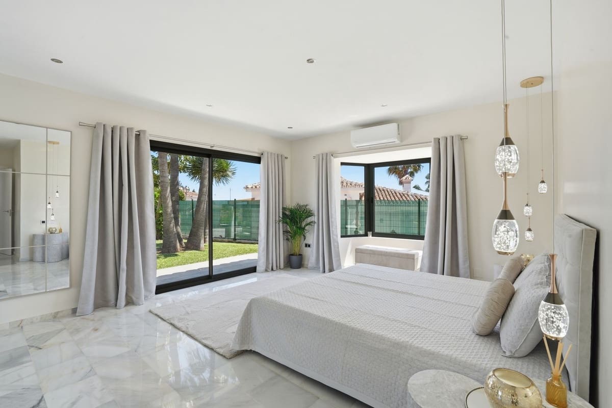 4 soverom Villa til salgs i Mijas Costa med svømmebasseng garasje - € 1 599 000 (Ref: 9997916)
